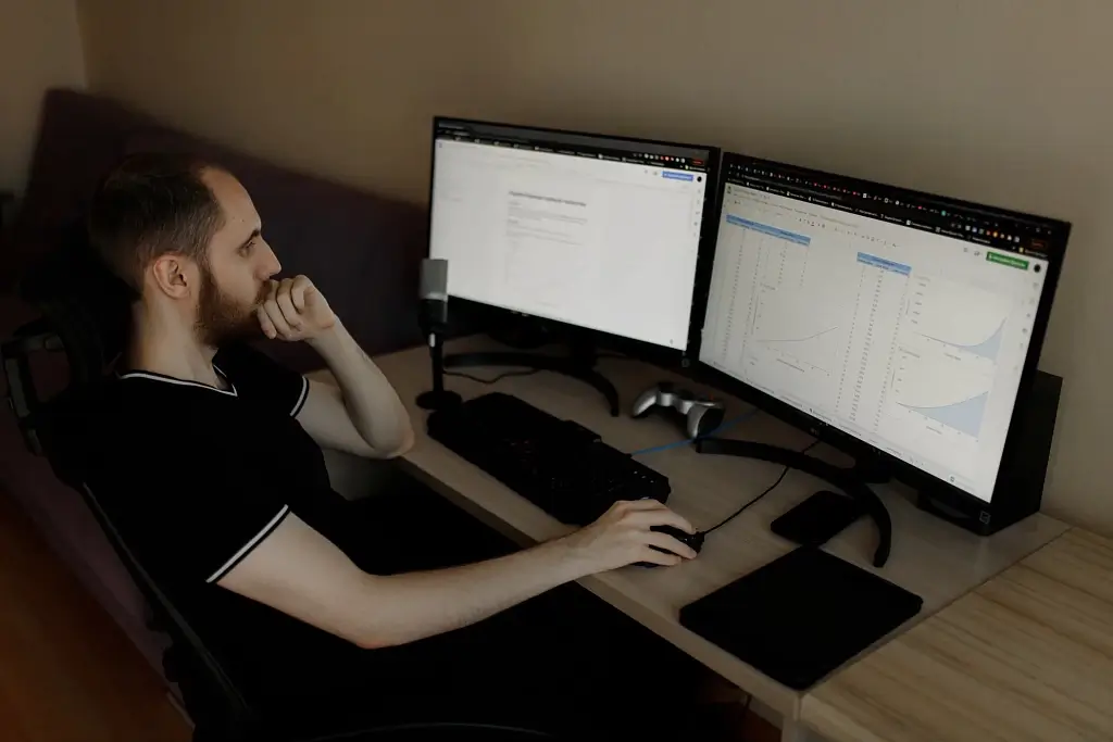 С геймдизайном тоже ничего не произошло. На фото наш геймдизайнер Роман Сироватко, как обычно, смотрит аналитику по игре.