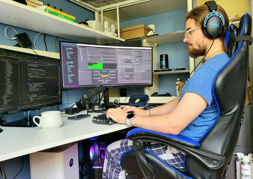 Обычный рабочий день нашего разработчика Максима Жучкова. После 24 февраля 2022 году сам процесс разработки не изменился, изменились лишь внешние условия.